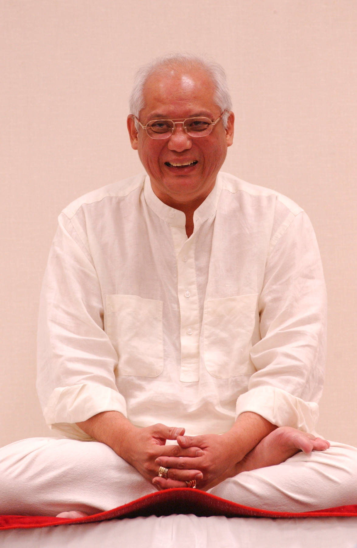Grand Master Choa Kok Sui in lotus pose and smiling